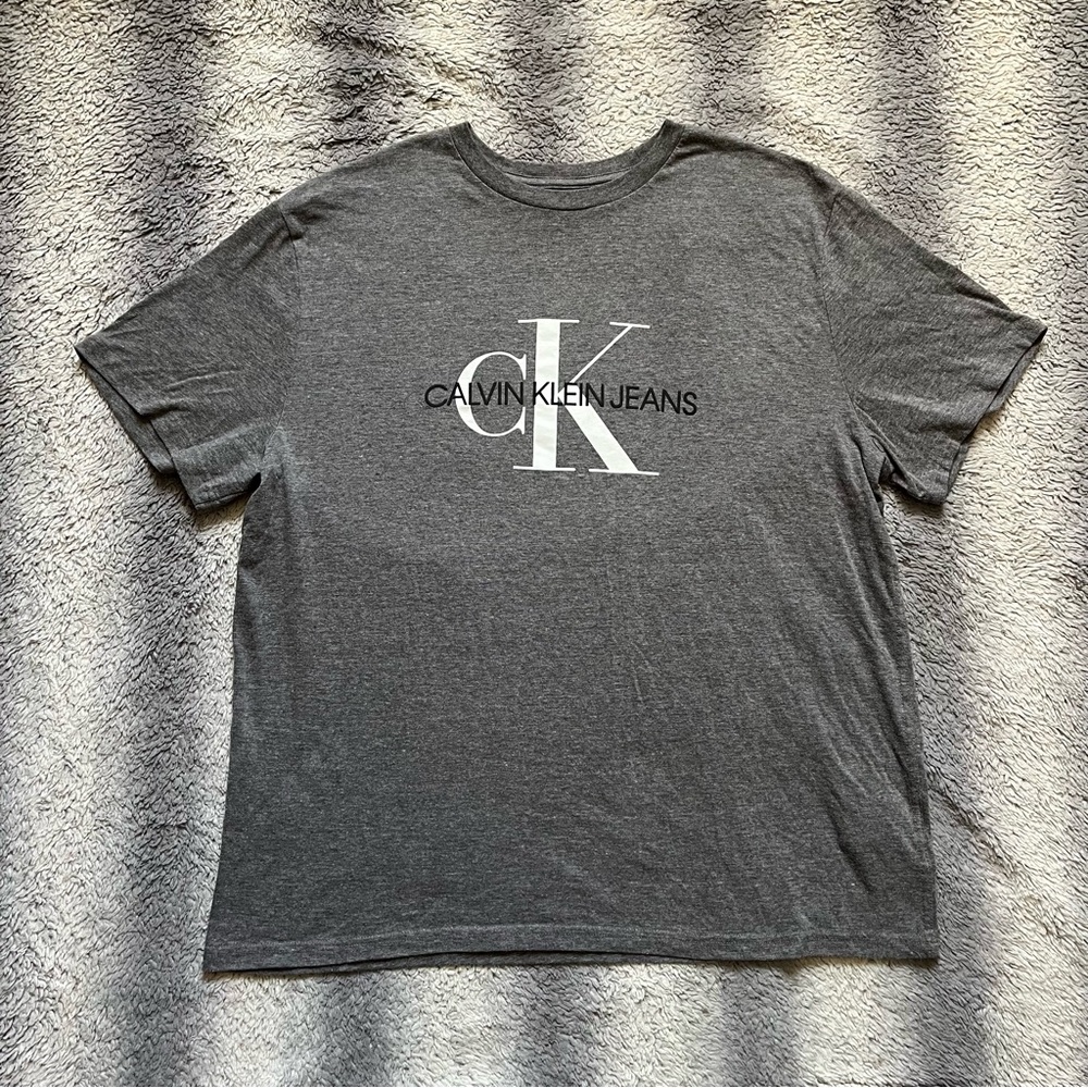 Calvin Klein Classic Gray T-Shirt Men’s XL White Print Casual T Shirt